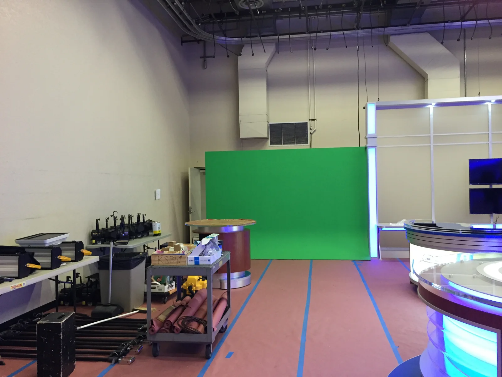 Green-screen area and adjoining scenic wall during installation