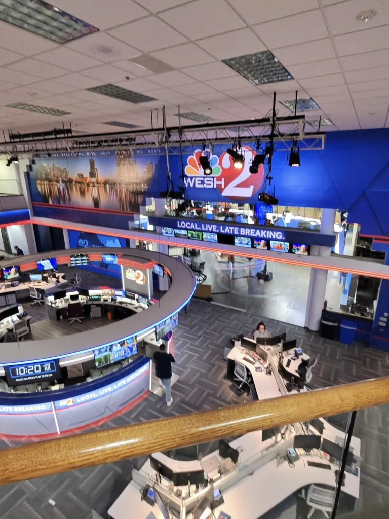 Finished newsroom: assignment area and surrounding workstations